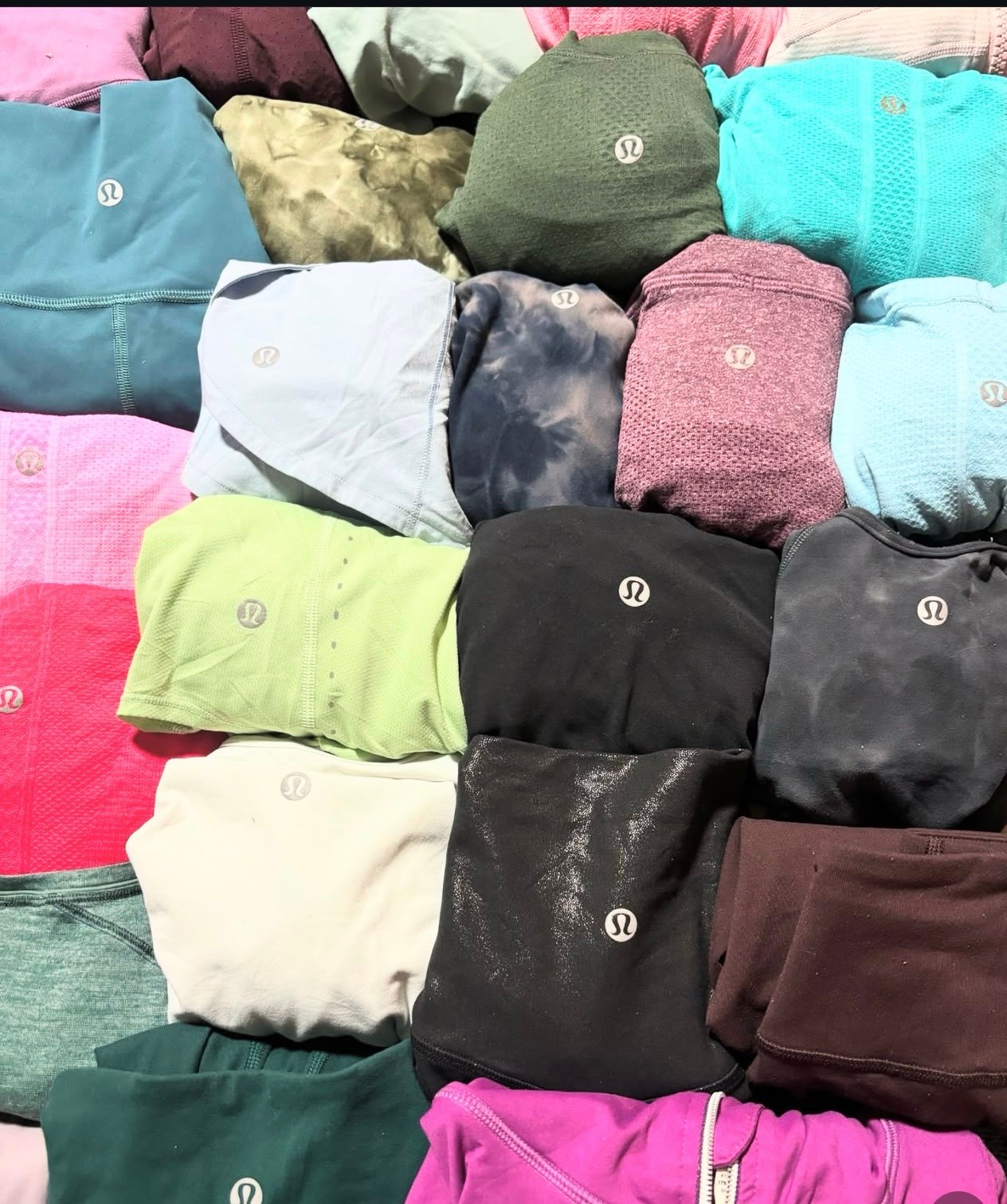Screenshot Lululemon clothing pallet - Image 1